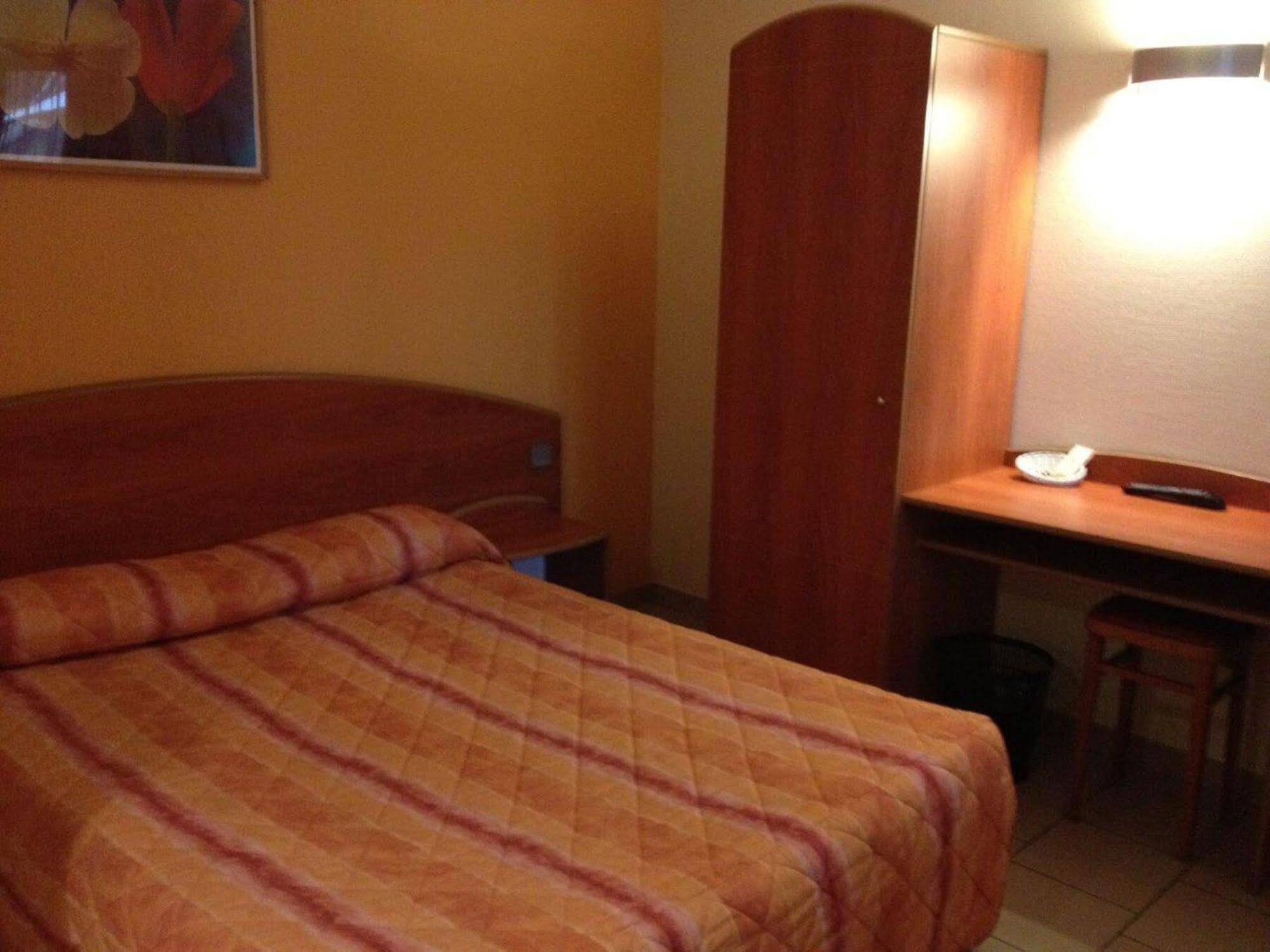 Logis Hotel - Les Paturelles Avesnelles Екстер'єр фото