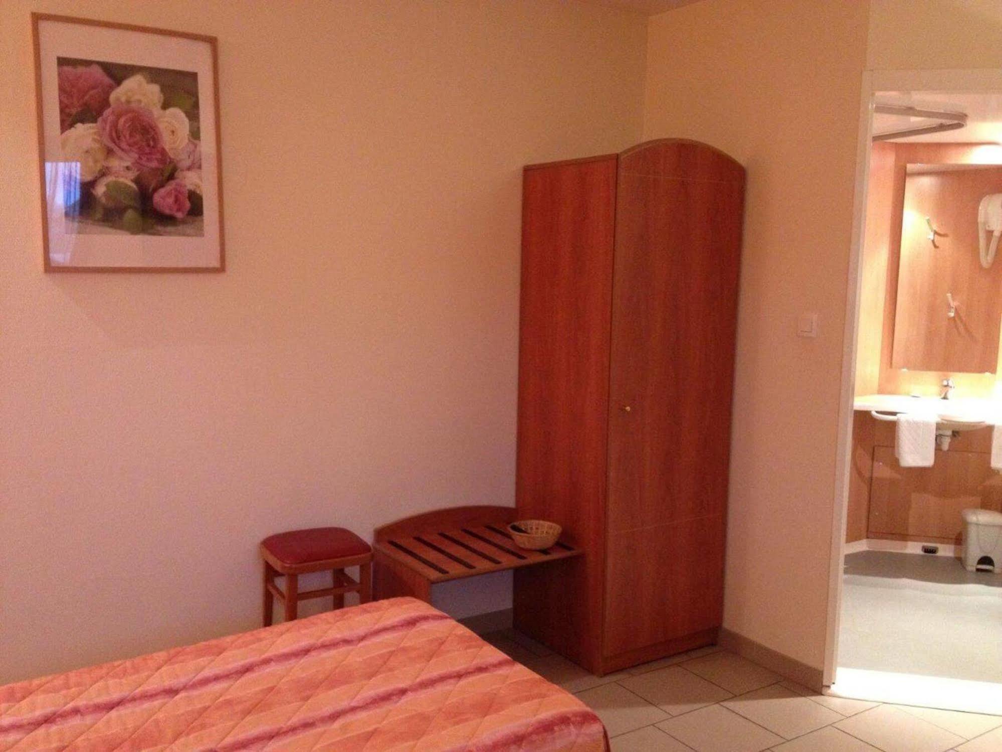 Logis Hotel - Les Paturelles Avesnelles Екстер'єр фото