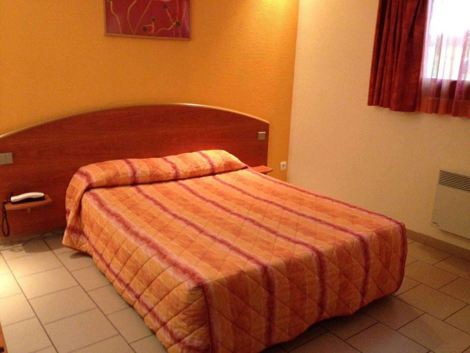 Logis Hotel - Les Paturelles Avesnelles Екстер'єр фото